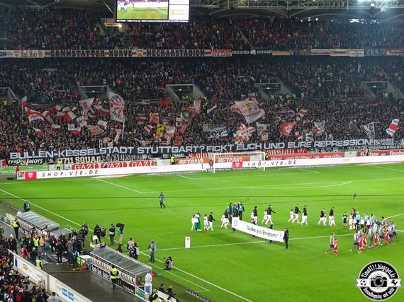 Das gemeinsame Spruchband der drei Stuttgarter Ultragruppen.<br />Bild: timo0711.blogspot.de”><figcaption>Das gemeinsame Spruchband der drei Stuttgarter Ultragruppen.<br />Bild: timo0711.blogspot.de</figcaption></figure>
<figure><img decoding=