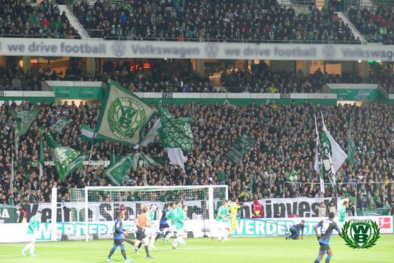 Mit diesem Spruchband in der Ostkurve wurde die Protestaktion eingeleitet.<br />Bild: Wanderers-Bremen.de”><figcaption>Mit diesem Spruchband in der Ostkurve wurde die Protestaktion eingeleitet.<br />Bild: Wanderers-Bremen.de</figcaption></figure>
<figure><img decoding=