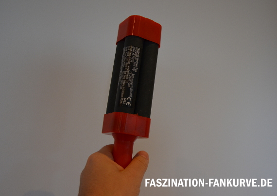 So sehen die kalten Pyrofackeln in der Hand aus.<br />Bild: Faszination Fankurve“><figcaption>So sehen die kalten Pyrofackeln in der Hand aus.<br />Bild: Faszination Fankurve</figcaption></figure>
            </div>

                    </article>

                <section class=