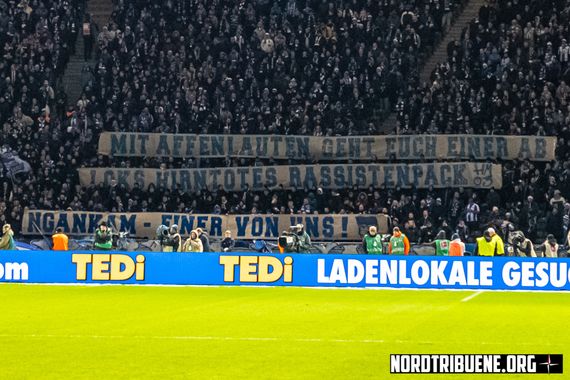 Das Spruchband der Hauptstadtmafia in der Ostkurve Hertha BSC.<br />Bild: Nordtribuene.org”><figcaption>Das Spruchband der Hauptstadtmafia in der Ostkurve Hertha BSC.<br />Bild: Nordtribuene.org</figcaption></figure>
                </div>
                
                <!-- YouTube (Meta-Feld) -->
                
            </div>
        </article>

                <script>
        (function() {
            var root = document.querySelector('.ff-single-news-gallery');
            if (!root) return;
            var slides = root.querySelectorAll('.ff-single-news-gallery-slide');
            var dots = root.querySelectorAll('.ff-single-news-gallery-dot');
            var prev = root.querySelector('.ff-single-news-gallery-prev');
            var next = root.querySelector('.ff-single-news-gallery-next');
            var n = slides.length;
            if (n < 2) return;
            var i = 0;
            function closeAllImgInfo() {
                root.querySelectorAll('.ff-fv-img-info-host.is-info-open').forEach(function(host) {
                    host.classList.remove('is-info-open');
                    var b = host.querySelector('.ff-fv-img-info-btn');
                    var p = host.querySelector('.ff-fv-img-info-panel');
                    if (b) b.setAttribute('aria-expanded', 'false');
                    if (p) p.setAttribute('aria-hidden', 'true');
                });
            }
            function show(idx) {
                closeAllImgInfo();
                i = ((idx % n) + n) % n;
                for (var s = 0; s < n; s++) {
                    if (s === i) slides[s].removeAttribute('hidden'); else slides[s].setAttribute('hidden', '');
                }
                for (var s = 0; s < dots.length; s++) {
                    dots[s].classList.toggle('is-active', s === i);
                    dots[s].setAttribute('aria-selected', s === i ? 'true' : 'false');
                }
            }
            if (prev) prev.addEventListener('click', function() { show(i - 1); });
            if (next) next.addEventListener('click', function() { show(i + 1); });
            for (var d = 0; d < dots.length; d++) {
                (function(di) { dots[di].addEventListener('click', function() { show(di); }); })(d);
            }
        })();
        </script>
        
        <!-- Kommentare -->
                <section class=