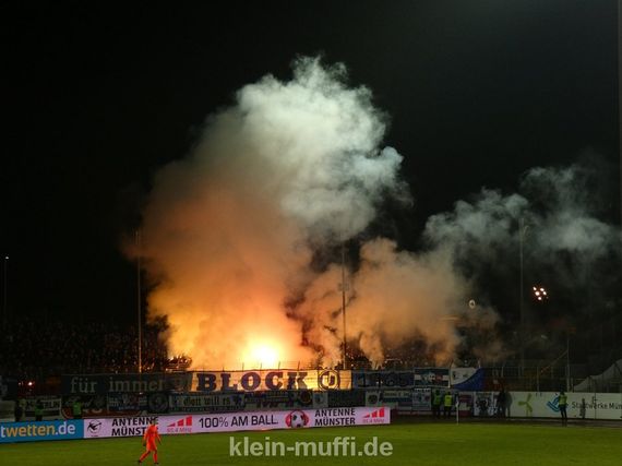 Die Pyroshow der FCM-Fans in Münster.<br />Bild: Klein-Muffi.de”><figcaption>Die Pyroshow der FCM-Fans in Münster.<br />Bild: Klein-Muffi.de</figcaption></figure>
<figure><img decoding=