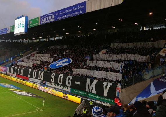 Aktion gegen eine Verschärfung des Sicherheits- und Ordnungsgesetzes in Mecklenburg-Vorpommern.<br />Bild: Oberschlaue Hopper”><figcaption>Aktion gegen eine Verschärfung des Sicherheits- und Ordnungsgesetzes in Mecklenburg-Vorpommern.<br />Bild: Oberschlaue Hopper</figcaption></figure>
<figure><img decoding=