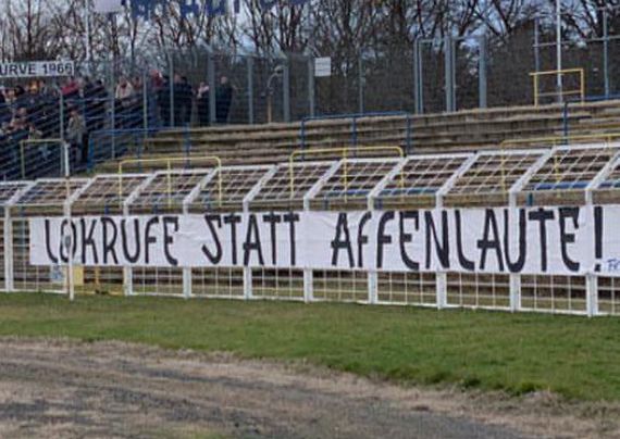 Die klare Botschaft von Fankurve 1966 und Blue Side Lok.<br />Bild: druebergehalten”><figcaption>Die klare Botschaft von Fankurve 1966 und Blue Side Lok.<br />Bild: druebergehalten</figcaption></figure>
<figure><img decoding=