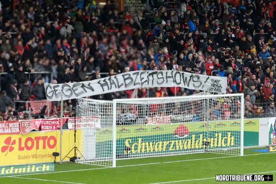 Die Eventisierung und Kommerzialisierung der Bundesliga war schon mehrfach Thema in den Fankurven.<br />Bild: Nordtribuene.org”><figcaption>Die Eventisierung und Kommerzialisierung der Bundesliga war schon mehrfach Thema in den Fankurven.<br />Bild: Nordtribuene.org</figcaption></figure>
<figure><img decoding=