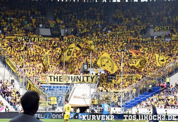 Große Fahnen, Zaunfahnen, Doppelhalter und Blockfahnen sind den BVB-Fans heute verboten.<br />Bild: 11hoch3.de”><figcaption>Große Fahnen, Zaunfahnen, Doppelhalter und Blockfahnen sind den BVB-Fans heute verboten.<br />Bild: 11hoch3.de</figcaption></figure>
                </div>
                
                <!-- YouTube (Meta-Feld) -->
                
            </div>
        </article>

                <script>
        (function() {
            var root = document.querySelector('.ff-single-news-gallery');
            if (!root) return;
            var slides = root.querySelectorAll('.ff-single-news-gallery-slide');
            var dots = root.querySelectorAll('.ff-single-news-gallery-dot');
            var prev = root.querySelector('.ff-single-news-gallery-prev');
            var next = root.querySelector('.ff-single-news-gallery-next');
            var n = slides.length;
            if (n < 2) return;
            var i = 0;
            function closeAllImgInfo() {
                root.querySelectorAll('.ff-fv-img-info-host.is-info-open').forEach(function(host) {
                    host.classList.remove('is-info-open');
                    var b = host.querySelector('.ff-fv-img-info-btn');
                    var p = host.querySelector('.ff-fv-img-info-panel');
                    if (b) b.setAttribute('aria-expanded', 'false');
                    if (p) p.setAttribute('aria-hidden', 'true');
                });
            }
            function show(idx) {
                closeAllImgInfo();
                i = ((idx % n) + n) % n;
                for (var s = 0; s < n; s++) {
                    if (s === i) slides[s].removeAttribute('hidden'); else slides[s].setAttribute('hidden', '');
                }
                for (var s = 0; s < dots.length; s++) {
                    dots[s].classList.toggle('is-active', s === i);
                    dots[s].setAttribute('aria-selected', s === i ? 'true' : 'false');
                }
            }
            if (prev) prev.addEventListener('click', function() { show(i - 1); });
            if (next) next.addEventListener('click', function() { show(i + 1); });
            for (var d = 0; d < dots.length; d++) {
                (function(di) { dots[di].addEventListener('click', function() { show(di); }); })(d);
            }
        })();
        </script>
        
        <!-- Kommentare -->
                <section class=