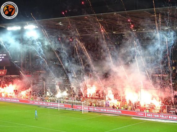 FC St. Pauli-Fans beim Derby gegen den HSV.<br />Bild: Unterwegs in Sachen Fussball – www.uisf.de”><figcaption>FC St. Pauli-Fans beim Derby gegen den HSV.<br />Bild: Unterwegs in Sachen Fussball – www.uisf.de</figcaption></figure>
<figure><img decoding=