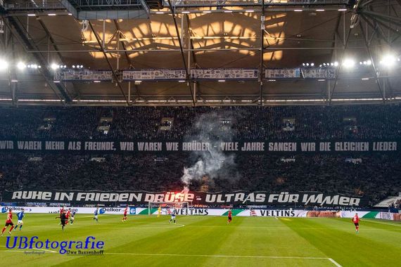 Die Gedenkchoreografie in der Nordkurve.<br />Bild: Sportfotografie UBfoto”><figcaption>Die Gedenkchoreografie in der Nordkurve.<br />Bild: Sportfotografie UBfoto</figcaption></figure>
<figure><img decoding=