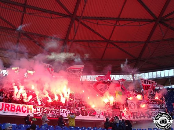 Die Pyroshow vor Beginn der 1. Halbzeit.<br />Bild: timo0711.blogspot.com”><figcaption>Die Pyroshow vor Beginn der 1. Halbzeit.<br />Bild: timo0711.blogspot.com</figcaption></figure>
<figure><img decoding=