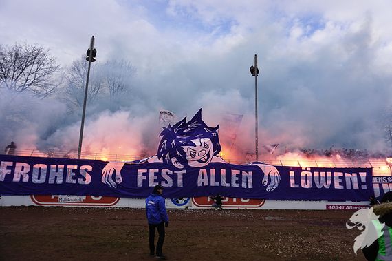 Pyroshow im Gästeblock. <br />Bild: muenchnerloewen.de”><figcaption>Pyroshow im Gästeblock. <br />Bild: muenchnerloewen.de</figcaption></figure>
<figure><img decoding=