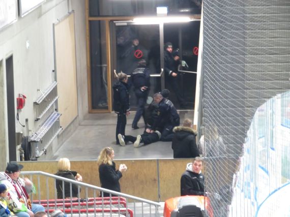 Polizeieinsatz gegen Person aus dem Gästeblock.<br />Bild: traveler_rv”><figcaption>Polizeieinsatz gegen Person aus dem Gästeblock.<br />Bild: traveler_rv</figcaption></figure>
                </div>
                
                <!-- YouTube (Meta-Feld) -->
                
            </div>
        </article>

                <script>
        (function() {
            var root = document.querySelector('.ff-single-news-gallery');
            if (!root) return;
            var slides = root.querySelectorAll('.ff-single-news-gallery-slide');
            var dots = root.querySelectorAll('.ff-single-news-gallery-dot');
            var prev = root.querySelector('.ff-single-news-gallery-prev');
            var next = root.querySelector('.ff-single-news-gallery-next');
            var n = slides.length;
            if (n < 2) return;
            var i = 0;
            function closeAllImgInfo() {
                root.querySelectorAll('.ff-fv-img-info-host.is-info-open').forEach(function(host) {
                    host.classList.remove('is-info-open');
                    var b = host.querySelector('.ff-fv-img-info-btn');
                    var p = host.querySelector('.ff-fv-img-info-panel');
                    if (b) b.setAttribute('aria-expanded', 'false');
                    if (p) p.setAttribute('aria-hidden', 'true');
                });
            }
            function show(idx) {
                closeAllImgInfo();
                i = ((idx % n) + n) % n;
                for (var s = 0; s < n; s++) {
                    if (s === i) slides[s].removeAttribute('hidden'); else slides[s].setAttribute('hidden', '');
                }
                for (var s = 0; s < dots.length; s++) {
                    dots[s].classList.toggle('is-active', s === i);
                    dots[s].setAttribute('aria-selected', s === i ? 'true' : 'false');
                }
            }
            if (prev) prev.addEventListener('click', function() { show(i - 1); });
            if (next) next.addEventListener('click', function() { show(i + 1); });
            for (var d = 0; d < dots.length; d++) {
                (function(di) { dots[di].addEventListener('click', function() { show(di); }); })(d);
            }
        })();
        </script>
        
        <!-- Kommentare -->
                <section class=