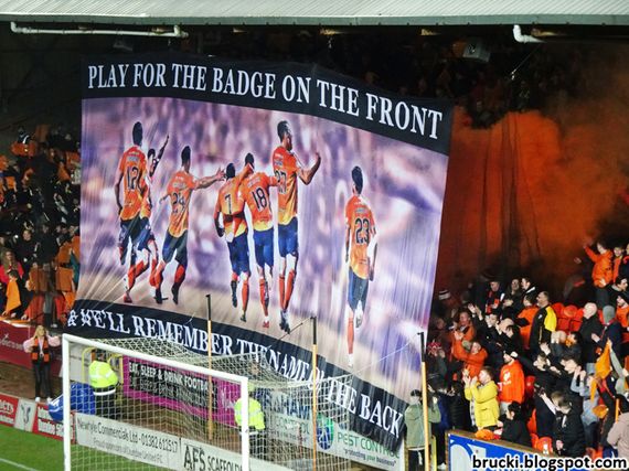 Fahne der Dundee United-Fans.<br />Bild: brucki.blogspot.com”><figcaption>Fahne der Dundee United-Fans.<br />Bild: brucki.blogspot.com</figcaption></figure>
<figure><img decoding=