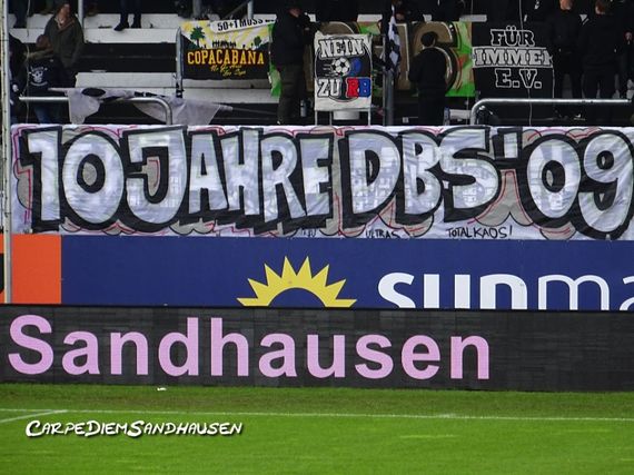 Die Botschaft zu 10 Jahren Blockade Sandhausen beim letzten Heimspiel des Jahres.<br />Bild: carpediemsandhausen.de”><figcaption>Die Botschaft zu 10 Jahren Blockade Sandhausen beim letzten Heimspiel des Jahres.<br />Bild: carpediemsandhausen.de</figcaption></figure>
                </div>
                
                <!-- YouTube (Meta-Feld) -->
                
            </div>
        </article>

                <script>
        (function() {
            var root = document.querySelector('.ff-single-news-gallery');
            if (!root) return;
            var slides = root.querySelectorAll('.ff-single-news-gallery-slide');
            var dots = root.querySelectorAll('.ff-single-news-gallery-dot');
            var prev = root.querySelector('.ff-single-news-gallery-prev');
            var next = root.querySelector('.ff-single-news-gallery-next');
            var n = slides.length;
            if (n < 2) return;
            var i = 0;
            function closeAllImgInfo() {
                root.querySelectorAll('.ff-fv-img-info-host.is-info-open').forEach(function(host) {
                    host.classList.remove('is-info-open');
                    var b = host.querySelector('.ff-fv-img-info-btn');
                    var p = host.querySelector('.ff-fv-img-info-panel');
                    if (b) b.setAttribute('aria-expanded', 'false');
                    if (p) p.setAttribute('aria-hidden', 'true');
                });
            }
            function show(idx) {
                closeAllImgInfo();
                i = ((idx % n) + n) % n;
                for (var s = 0; s < n; s++) {
                    if (s === i) slides[s].removeAttribute('hidden'); else slides[s].setAttribute('hidden', '');
                }
                for (var s = 0; s < dots.length; s++) {
                    dots[s].classList.toggle('is-active', s === i);
                    dots[s].setAttribute('aria-selected', s === i ? 'true' : 'false');
                }
            }
            if (prev) prev.addEventListener('click', function() { show(i - 1); });
            if (next) next.addEventListener('click', function() { show(i + 1); });
            for (var d = 0; d < dots.length; d++) {
                (function(di) { dots[di].addEventListener('click', function() { show(di); }); })(d);
            }
        })();
        </script>
        
        <!-- Kommentare -->
                <section class=
