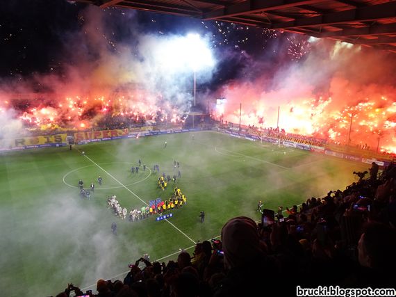 Das Intro der Aris-Fans beim Fußball-Derby am Samstag.<br />Bild: brucki.blogspot.com“><figcaption>Das Intro der Aris-Fans beim Fußball-Derby am Samstag.<br />Bild: brucki.blogspot.com</figcaption></figure>
<figure><img decoding=