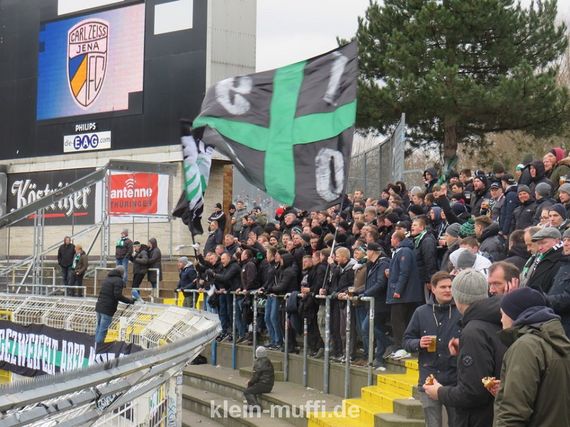 Preußen Münster-Fans beim letzten Gastspiel in Jena.<br />Bild: Klein-Muffi.de”><figcaption>Preußen Münster-Fans beim letzten Gastspiel in Jena.<br />Bild: Klein-Muffi.de</figcaption></figure>
                </div>
                
                <!-- YouTube (Meta-Feld) -->
                
            </div>
        </article>

                <script>
        (function() {
            var root = document.querySelector('.ff-single-news-gallery');
            if (!root) return;
            var slides = root.querySelectorAll('.ff-single-news-gallery-slide');
            var dots = root.querySelectorAll('.ff-single-news-gallery-dot');
            var prev = root.querySelector('.ff-single-news-gallery-prev');
            var next = root.querySelector('.ff-single-news-gallery-next');
            var n = slides.length;
            if (n < 2) return;
            var i = 0;
            function closeAllImgInfo() {
                root.querySelectorAll('.ff-fv-img-info-host.is-info-open').forEach(function(host) {
                    host.classList.remove('is-info-open');
                    var b = host.querySelector('.ff-fv-img-info-btn');
                    var p = host.querySelector('.ff-fv-img-info-panel');
                    if (b) b.setAttribute('aria-expanded', 'false');
                    if (p) p.setAttribute('aria-hidden', 'true');
                });
            }
            function show(idx) {
                closeAllImgInfo();
                i = ((idx % n) + n) % n;
                for (var s = 0; s < n; s++) {
                    if (s === i) slides[s].removeAttribute('hidden'); else slides[s].setAttribute('hidden', '');
                }
                for (var s = 0; s < dots.length; s++) {
                    dots[s].classList.toggle('is-active', s === i);
                    dots[s].setAttribute('aria-selected', s === i ? 'true' : 'false');
                }
            }
            if (prev) prev.addEventListener('click', function() { show(i - 1); });
            if (next) next.addEventListener('click', function() { show(i + 1); });
            for (var d = 0; d < dots.length; d++) {
                (function(di) { dots[di].addEventListener('click', function() { show(di); }); })(d);
            }
        })();
        </script>
        
        <!-- Kommentare -->
                <section class=