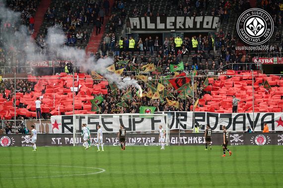 Wegen dieser Aktion droht dem FC St. Pauli eine Strafe, die der Verein aber nicht bezahlen will.<br />Bild: usualsuspects2006.de”><figcaption>Wegen dieser Aktion droht dem FC St. Pauli eine Strafe, die der Verein aber nicht bezahlen will.<br />Bild: usualsuspects2006.de</figcaption></figure>
                </div>
                
                <!-- YouTube (Meta-Feld) -->
                
            </div>
        </article>

                <script>
        (function() {
            var root = document.querySelector('.ff-single-news-gallery');
            if (!root) return;
            var slides = root.querySelectorAll('.ff-single-news-gallery-slide');
            var dots = root.querySelectorAll('.ff-single-news-gallery-dot');
            var prev = root.querySelector('.ff-single-news-gallery-prev');
            var next = root.querySelector('.ff-single-news-gallery-next');
            var n = slides.length;
            if (n < 2) return;
            var i = 0;
            function closeAllImgInfo() {
                root.querySelectorAll('.ff-fv-img-info-host.is-info-open').forEach(function(host) {
                    host.classList.remove('is-info-open');
                    var b = host.querySelector('.ff-fv-img-info-btn');
                    var p = host.querySelector('.ff-fv-img-info-panel');
                    if (b) b.setAttribute('aria-expanded', 'false');
                    if (p) p.setAttribute('aria-hidden', 'true');
                });
            }
            function show(idx) {
                closeAllImgInfo();
                i = ((idx % n) + n) % n;
                for (var s = 0; s < n; s++) {
                    if (s === i) slides[s].removeAttribute('hidden'); else slides[s].setAttribute('hidden', '');
                }
                for (var s = 0; s < dots.length; s++) {
                    dots[s].classList.toggle('is-active', s === i);
                    dots[s].setAttribute('aria-selected', s === i ? 'true' : 'false');
                }
            }
            if (prev) prev.addEventListener('click', function() { show(i - 1); });
            if (next) next.addEventListener('click', function() { show(i + 1); });
            for (var d = 0; d < dots.length; d++) {
                (function(di) { dots[di].addEventListener('click', function() { show(di); }); })(d);
            }
        })();
        </script>
        
        <!-- Kommentare -->
                <section class=