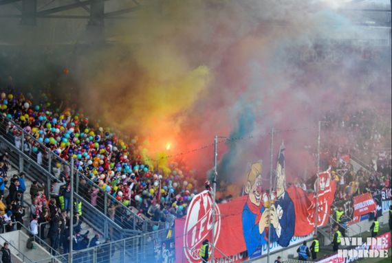 Am 14. Februar 2020 will der Südkurve 1. FC Köln e.V. Karneval feiern.<br />Bild: WH96.de”><figcaption>Am 14. Februar 2020 will der Südkurve 1. FC Köln e.V. Karneval feiern.<br />Bild: WH96.de</figcaption></figure>
                </div>
                
                <!-- YouTube (Meta-Feld) -->
                
            </div>
        </article>

                <script>
        (function() {
            var root = document.querySelector('.ff-single-news-gallery');
            if (!root) return;
            var slides = root.querySelectorAll('.ff-single-news-gallery-slide');
            var dots = root.querySelectorAll('.ff-single-news-gallery-dot');
            var prev = root.querySelector('.ff-single-news-gallery-prev');
            var next = root.querySelector('.ff-single-news-gallery-next');
            var n = slides.length;
            if (n < 2) return;
            var i = 0;
            function closeAllImgInfo() {
                root.querySelectorAll('.ff-fv-img-info-host.is-info-open').forEach(function(host) {
                    host.classList.remove('is-info-open');
                    var b = host.querySelector('.ff-fv-img-info-btn');
                    var p = host.querySelector('.ff-fv-img-info-panel');
                    if (b) b.setAttribute('aria-expanded', 'false');
                    if (p) p.setAttribute('aria-hidden', 'true');
                });
            }
            function show(idx) {
                closeAllImgInfo();
                i = ((idx % n) + n) % n;
                for (var s = 0; s < n; s++) {
                    if (s === i) slides[s].removeAttribute('hidden'); else slides[s].setAttribute('hidden', '');
                }
                for (var s = 0; s < dots.length; s++) {
                    dots[s].classList.toggle('is-active', s === i);
                    dots[s].setAttribute('aria-selected', s === i ? 'true' : 'false');
                }
            }
            if (prev) prev.addEventListener('click', function() { show(i - 1); });
            if (next) next.addEventListener('click', function() { show(i + 1); });
            for (var d = 0; d < dots.length; d++) {
                (function(di) { dots[di].addEventListener('click', function() { show(di); }); })(d);
            }
        })();
        </script>
        
        <!-- Kommentare -->
                <section class=