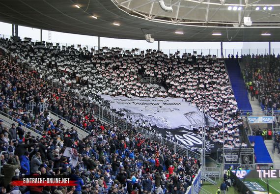 Die Choreografie der Eintracht-Fans.<br />Bild: Eintracht-Online.net”><figcaption>Die Choreografie der Eintracht-Fans.<br />Bild: Eintracht-Online.net</figcaption></figure>
<figure><img decoding=