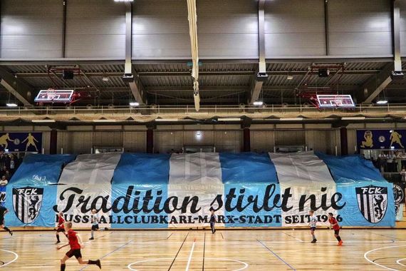 Die Choreografie der Fans des Chemnitzer FC für die U12-Spieler.<br />Bild: fokusfischerwiese.com”><figcaption>Die Choreografie der Fans des Chemnitzer FC für die U12-Spieler.<br />Bild: fokusfischerwiese.com</figcaption></figure>
<figure><img decoding=