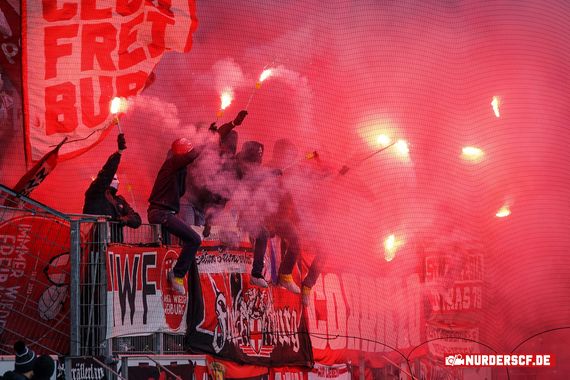 Die Pyroshow der Ultras vom SC Freiburg in Mainz.<br />Bild: nur-der-scf.de”><figcaption>Die Pyroshow der Ultras vom SC Freiburg in Mainz.<br />Bild: nur-der-scf.de</figcaption></figure>
<figure><img decoding=