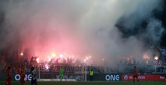 Die Pyroshow der Hertha-Fans zu Beginn der 2. Halbzeit.<br />Bild: Hänsch/www.unveu.de”><figcaption>Die Pyroshow der Hertha-Fans zu Beginn der 2. Halbzeit.<br />Bild: Hänsch/www.unveu.de</figcaption></figure>
<figure><img decoding=