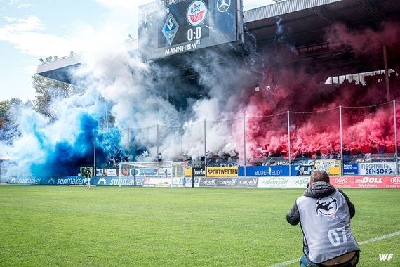 Die Rauchaktion der Hansa-Fans in Mannheim.<br />Bild: Andreas Döring – www.drng.photo”><figcaption>Die Rauchaktion der Hansa-Fans in Mannheim.<br />Bild: Andreas Döring – www.drng.photo</figcaption></figure>
                </div>
                
                <!-- YouTube (Meta-Feld) -->
                
            </div>
        </article>

                <script>
        (function() {
            var root = document.querySelector('.ff-single-news-gallery');
            if (!root) return;
            var slides = root.querySelectorAll('.ff-single-news-gallery-slide');
            var dots = root.querySelectorAll('.ff-single-news-gallery-dot');
            var prev = root.querySelector('.ff-single-news-gallery-prev');
            var next = root.querySelector('.ff-single-news-gallery-next');
            var n = slides.length;
            if (n < 2) return;
            var i = 0;
            function closeAllImgInfo() {
                root.querySelectorAll('.ff-fv-img-info-host.is-info-open').forEach(function(host) {
                    host.classList.remove('is-info-open');
                    var b = host.querySelector('.ff-fv-img-info-btn');
                    var p = host.querySelector('.ff-fv-img-info-panel');
                    if (b) b.setAttribute('aria-expanded', 'false');
                    if (p) p.setAttribute('aria-hidden', 'true');
                });
            }
            function show(idx) {
                closeAllImgInfo();
                i = ((idx % n) + n) % n;
                for (var s = 0; s < n; s++) {
                    if (s === i) slides[s].removeAttribute('hidden'); else slides[s].setAttribute('hidden', '');
                }
                for (var s = 0; s < dots.length; s++) {
                    dots[s].classList.toggle('is-active', s === i);
                    dots[s].setAttribute('aria-selected', s === i ? 'true' : 'false');
                }
            }
            if (prev) prev.addEventListener('click', function() { show(i - 1); });
            if (next) next.addEventListener('click', function() { show(i + 1); });
            for (var d = 0; d < dots.length; d++) {
                (function(di) { dots[di].addEventListener('click', function() { show(di); }); })(d);
            }
        })();
        </script>
        
        <!-- Kommentare -->
                <section class=
