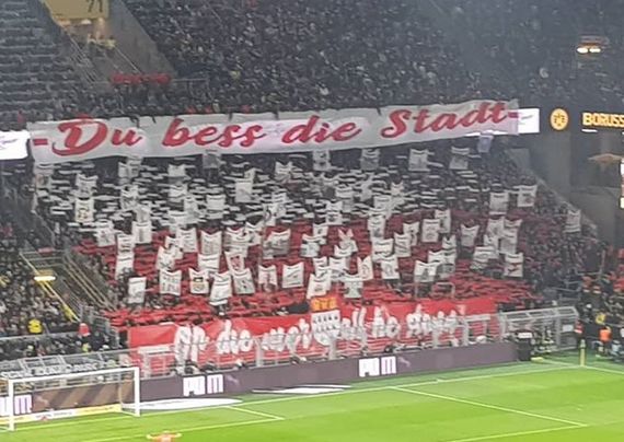 Die Choreografie im Gästeblock.<br />Bild: schindler_82″><figcaption>Die Choreografie im Gästeblock.<br />Bild: schindler_82</figcaption></figure>
<figure><img decoding=