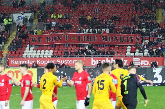 Dieses Banner war auch im Fernsehen zu erkennen.<br />Bild: www.der-betze-brennt.de”><figcaption>Dieses Banner war auch im Fernsehen zu erkennen.<br />Bild: www.der-betze-brennt.de</figcaption></figure>
<figure><img decoding=