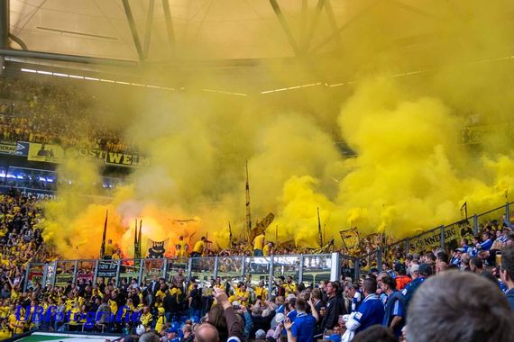 Pyroshow der BVB-Fans auf Schalke.<br />Bild: Sportfotografie UBfoto”><figcaption>Pyroshow der BVB-Fans auf Schalke.<br />Bild: Sportfotografie UBfoto</figcaption></figure>
<figure><img decoding=