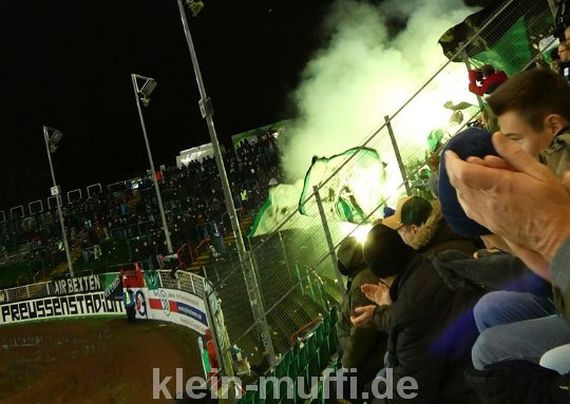 Die Pyroaktion in Block O beim Heimspiel gegen Magdeburg.<br />Bild: Klein-Muffi.de”><figcaption>Die Pyroaktion in Block O beim Heimspiel gegen Magdeburg.<br />Bild: Klein-Muffi.de</figcaption></figure>
<figure><img decoding=