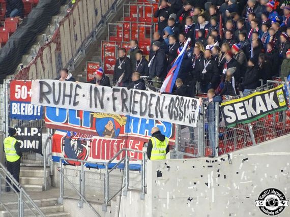 Spruchband in Gedenken an verstorbenen VfB-Ultra auch im Gästeblock.<br />Bild: timo0711.blogspot.de”><figcaption>Spruchband in Gedenken an verstorbenen VfB-Ultra auch im Gästeblock.<br />Bild: timo0711.blogspot.de</figcaption></figure>
<figure><img decoding=