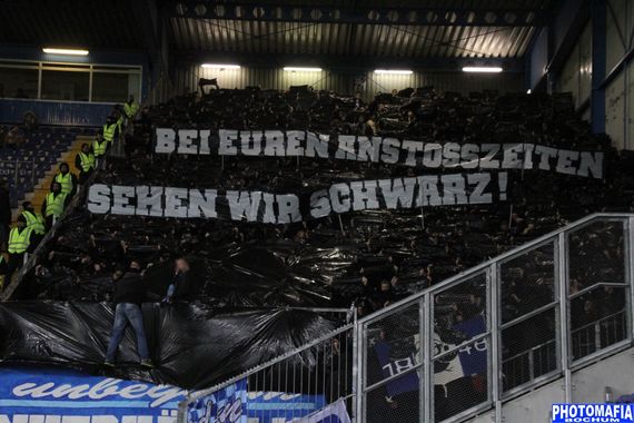 Die Botschaft der VfL Bochum-Fans gegen die fanunfreundliche Anstoßzeit.<br />Bild: Photomafia-Bochum.de”><figcaption>Die Botschaft der VfL Bochum-Fans gegen die fanunfreundliche Anstoßzeit.<br />Bild: Photomafia-Bochum.de</figcaption></figure>
<figure><img decoding=