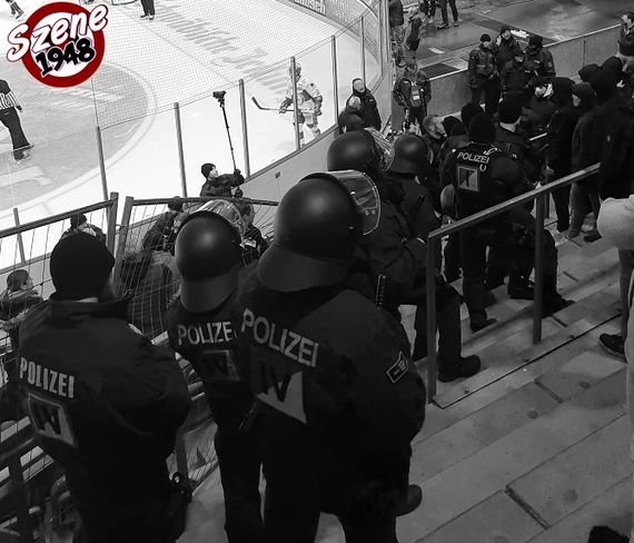 Polizeieinsatz im Block der Landshut-Fans in Ravensburg. Bild: szene1948.tumblr.com
