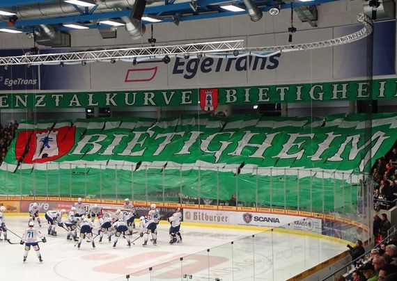 Ob es in Bietigheim in nächster Zeit noch so farbenfroh zugeht, darf nach Aussprache der Stadionverbote bezweifelt werden.<br />Bild: Faszination Fankurve”><figcaption>Ob es in Bietigheim in nächster Zeit noch so farbenfroh zugeht, darf nach Aussprache der Stadionverbote bezweifelt werden.<br />Bild: Faszination Fankurve</figcaption></figure>
<figure><img decoding=