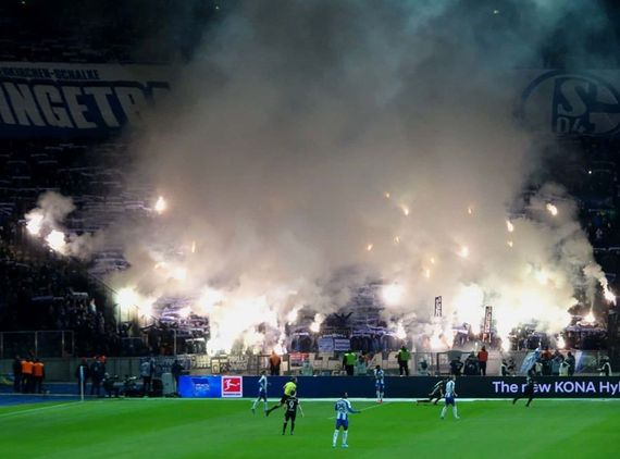 Die Pyroshow der Schalke-Fans gestern in Berlin.<br />Bild: mesta.maestarna”><figcaption>Die Pyroshow der Schalke-Fans gestern in Berlin.<br />Bild: mesta.maestarna</figcaption></figure>
<figure><img decoding=
