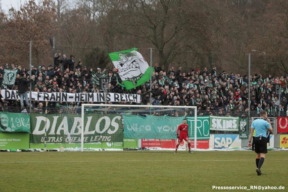 Mit diesem Plakat wurde Frahn von den Chemie-Fans begrüßt.<br />Bild: Presseservice Rathenow”><figcaption>Mit diesem Plakat wurde Frahn von den Chemie-Fans begrüßt.<br />Bild: Presseservice Rathenow</figcaption></figure>
<figure><img decoding=