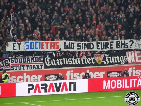 Spruchband der Südbande beim Heimspiel gegen Heidenheim.<br />Bild: timo0711.blogspot.de”><figcaption>Spruchband der Südbande beim Heimspiel gegen Heidenheim.<br />Bild: timo0711.blogspot.de</figcaption></figure>
<figure><img decoding=