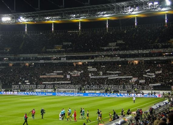 Beim Montagsspiel gegen RB Leipzig im Winter 2018 sah der Protest der SGE-Fans noch so aus.<br />Bild: Eintracht-Online.net”><figcaption>Beim Montagsspiel gegen RB Leipzig im Winter 2018 sah der Protest der SGE-Fans noch so aus.<br />Bild: Eintracht-Online.net</figcaption></figure>
<figure><img decoding=