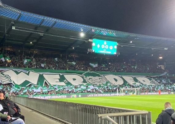 Die Choreografie in der Ostkurve vor Beginn der 1. Halbzeit.<br />Bild: privat”><figcaption>Die Choreografie in der Ostkurve vor Beginn der 1. Halbzeit.<br />Bild: privat</figcaption></figure>
<figure><img decoding=