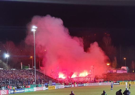 Die Pyroshow im Gästeblock.<br />Bild: unnerwegs.hopping.csk”><figcaption>Die Pyroshow im Gästeblock.<br />Bild: unnerwegs.hopping.csk</figcaption></figure>
<figure><img decoding=