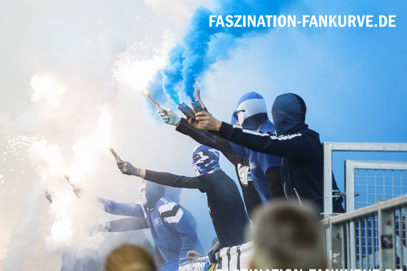 Im Volksparkstadion sollen morgen zehn Rauchfackeln legal gezündet werden.<br />Bild: Faszination Fankurve”><figcaption>Im Volksparkstadion sollen morgen zehn Rauchfackeln legal gezündet werden.<br />Bild: Faszination Fankurve</figcaption></figure>
                </div>
                
                <!-- YouTube (Meta-Feld) -->
                
            </div>
        </article>

                <script>
        (function() {
            var root = document.querySelector('.ff-single-news-gallery');
            if (!root) return;
            var slides = root.querySelectorAll('.ff-single-news-gallery-slide');
            var dots = root.querySelectorAll('.ff-single-news-gallery-dot');
            var prev = root.querySelector('.ff-single-news-gallery-prev');
            var next = root.querySelector('.ff-single-news-gallery-next');
            var n = slides.length;
            if (n < 2) return;
            var i = 0;
            function closeAllImgInfo() {
                root.querySelectorAll('.ff-fv-img-info-host.is-info-open').forEach(function(host) {
                    host.classList.remove('is-info-open');
                    var b = host.querySelector('.ff-fv-img-info-btn');
                    var p = host.querySelector('.ff-fv-img-info-panel');
                    if (b) b.setAttribute('aria-expanded', 'false');
                    if (p) p.setAttribute('aria-hidden', 'true');
                });
            }
            function show(idx) {
                closeAllImgInfo();
                i = ((idx % n) + n) % n;
                for (var s = 0; s < n; s++) {
                    if (s === i) slides[s].removeAttribute('hidden'); else slides[s].setAttribute('hidden', '');
                }
                for (var s = 0; s < dots.length; s++) {
                    dots[s].classList.toggle('is-active', s === i);
                    dots[s].setAttribute('aria-selected', s === i ? 'true' : 'false');
                }
            }
            if (prev) prev.addEventListener('click', function() { show(i - 1); });
            if (next) next.addEventListener('click', function() { show(i + 1); });
            for (var d = 0; d < dots.length; d++) {
                (function(di) { dots[di].addEventListener('click', function() { show(di); }); })(d);
            }
        })();
        </script>
        
        <!-- Kommentare -->
                <section class=