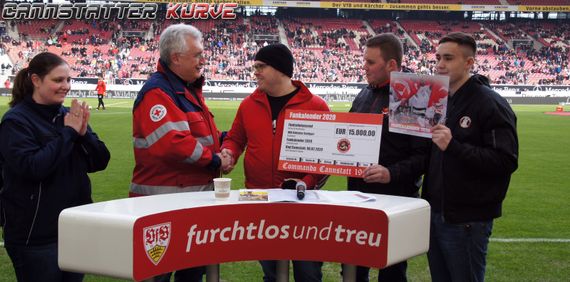 Ultras vom Commando Cannstatt übergaben 15.000 Euro ans Deutsche Rote Kreuz.<br />Bild: Cannstatter-Kurve.de”><figcaption>Ultras vom Commando Cannstatt übergaben 15.000 Euro ans Deutsche Rote Kreuz.<br />Bild: Cannstatter-Kurve.de</figcaption></figure>
<figure><img decoding=