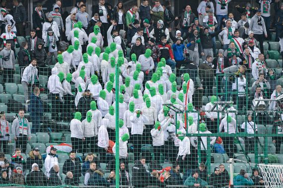 Die vermummten Legia-Fans vor der Choreografie.<br />    <button type=