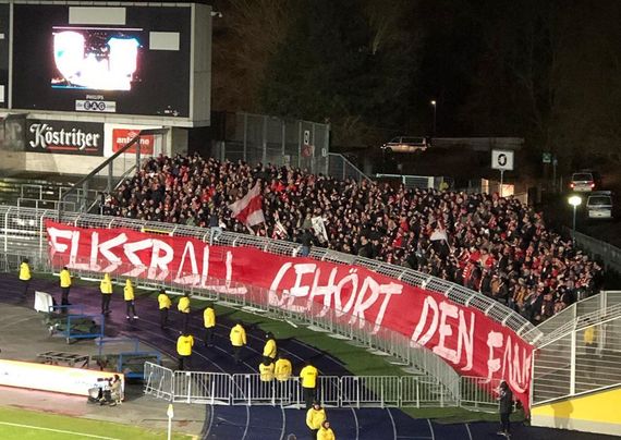 FSV Zwickau-Fans gestern in Jena.<br />Bild: fcc_carlzeisso1903″><figcaption>FSV Zwickau-Fans gestern in Jena.<br />Bild: fcc_carlzeisso1903</figcaption></figure>
<figure><img decoding=