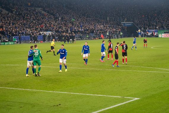 Beim Pokalspiel auf Schalke wurde Hertha-Spieler Jordan Torunarigha rassistisch beleidigt.<br />Bild: Sportfotografie UBfoto”><figcaption>Beim Pokalspiel auf Schalke wurde Hertha-Spieler Jordan Torunarigha rassistisch beleidigt.<br />Bild: Sportfotografie UBfoto</figcaption></figure>
<figure><img decoding=