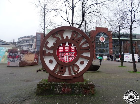 Am Freitagabend sammeln die FC St. Pauli-Fans Spenden.<br />Bild: timo0711.blogspot.de”><figcaption>Am Freitagabend sammeln die FC St. Pauli-Fans Spenden.<br />Bild: timo0711.blogspot.de</figcaption></figure>
                </div>
                
                <!-- YouTube (Meta-Feld) -->
                
            </div>
        </article>

                <script>
        (function() {
            var root = document.querySelector('.ff-single-news-gallery');
            if (!root) return;
            var slides = root.querySelectorAll('.ff-single-news-gallery-slide');
            var dots = root.querySelectorAll('.ff-single-news-gallery-dot');
            var prev = root.querySelector('.ff-single-news-gallery-prev');
            var next = root.querySelector('.ff-single-news-gallery-next');
            var n = slides.length;
            if (n < 2) return;
            var i = 0;
            function closeAllImgInfo() {
                root.querySelectorAll('.ff-fv-img-info-host.is-info-open').forEach(function(host) {
                    host.classList.remove('is-info-open');
                    var b = host.querySelector('.ff-fv-img-info-btn');
                    var p = host.querySelector('.ff-fv-img-info-panel');
                    if (b) b.setAttribute('aria-expanded', 'false');
                    if (p) p.setAttribute('aria-hidden', 'true');
                });
            }
            function show(idx) {
                closeAllImgInfo();
                i = ((idx % n) + n) % n;
                for (var s = 0; s < n; s++) {
                    if (s === i) slides[s].removeAttribute('hidden'); else slides[s].setAttribute('hidden', '');
                }
                for (var s = 0; s < dots.length; s++) {
                    dots[s].classList.toggle('is-active', s === i);
                    dots[s].setAttribute('aria-selected', s === i ? 'true' : 'false');
                }
            }
            if (prev) prev.addEventListener('click', function() { show(i - 1); });
            if (next) next.addEventListener('click', function() { show(i + 1); });
            for (var d = 0; d < dots.length; d++) {
                (function(di) { dots[di].addEventListener('click', function() { show(di); }); })(d);
            }
        })();
        </script>
        
        <!-- Kommentare -->
                <section class=
