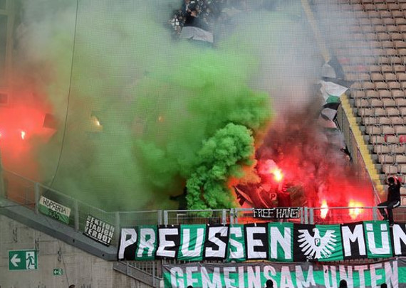 Preußen Münster-Fans am vergangenen Wochenende beim Auswärtsspiel in Kaiserslautern.<br />Bild: www.der-betze-brennt.de”><figcaption>Preußen Münster-Fans am vergangenen Wochenende beim Auswärtsspiel in Kaiserslautern.<br />Bild: www.der-betze-brennt.de</figcaption></figure>
                </div>
                
                <!-- YouTube (Meta-Feld) -->
                
            </div>
        </article>

                <script>
        (function() {
            var root = document.querySelector('.ff-single-news-gallery');
            if (!root) return;
            var slides = root.querySelectorAll('.ff-single-news-gallery-slide');
            var dots = root.querySelectorAll('.ff-single-news-gallery-dot');
            var prev = root.querySelector('.ff-single-news-gallery-prev');
            var next = root.querySelector('.ff-single-news-gallery-next');
            var n = slides.length;
            if (n < 2) return;
            var i = 0;
            function closeAllImgInfo() {
                root.querySelectorAll('.ff-fv-img-info-host.is-info-open').forEach(function(host) {
                    host.classList.remove('is-info-open');
                    var b = host.querySelector('.ff-fv-img-info-btn');
                    var p = host.querySelector('.ff-fv-img-info-panel');
                    if (b) b.setAttribute('aria-expanded', 'false');
                    if (p) p.setAttribute('aria-hidden', 'true');
                });
            }
            function show(idx) {
                closeAllImgInfo();
                i = ((idx % n) + n) % n;
                for (var s = 0; s < n; s++) {
                    if (s === i) slides[s].removeAttribute('hidden'); else slides[s].setAttribute('hidden', '');
                }
                for (var s = 0; s < dots.length; s++) {
                    dots[s].classList.toggle('is-active', s === i);
                    dots[s].setAttribute('aria-selected', s === i ? 'true' : 'false');
                }
            }
            if (prev) prev.addEventListener('click', function() { show(i - 1); });
            if (next) next.addEventListener('click', function() { show(i + 1); });
            for (var d = 0; d < dots.length; d++) {
                (function(di) { dots[di].addEventListener('click', function() { show(di); }); })(d);
            }
        })();
        </script>
        
        <!-- Kommentare -->
                <section class=
