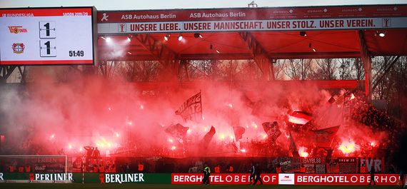 Die erste große Pyroshow der Bayer 04 Leverkusen-Fans gestern in Berlin.<br />Bild: Hänsch/www.unveu.de”><figcaption>Die erste große Pyroshow der Bayer 04 Leverkusen-Fans gestern in Berlin.<br />Bild: Hänsch/www.unveu.de</figcaption></figure>
<figure><img decoding=