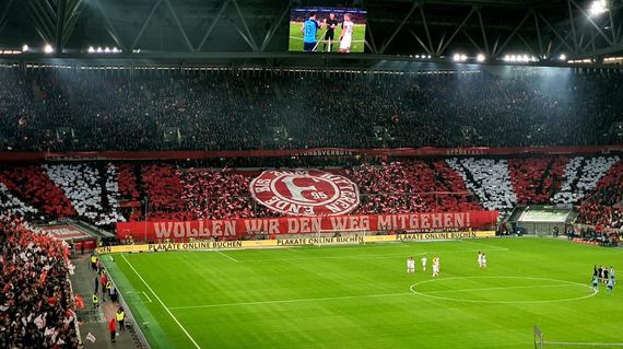 Die Choreografie der Fortuna-Fans.<br />Bild: petutzki”><figcaption>Die Choreografie der Fortuna-Fans.<br />Bild: petutzki</figcaption></figure>
<figure><img decoding=