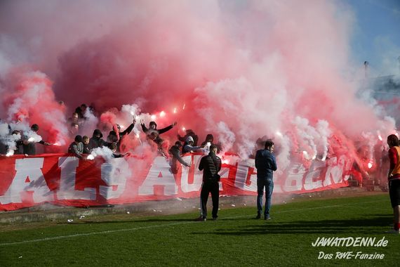 Die Pyroaktion beim Abschlusstraining.<br />Bild: Jawattdenn.de”><figcaption>Die Pyroaktion beim Abschlusstraining.<br />Bild: Jawattdenn.de</figcaption></figure>
<figure><img decoding=