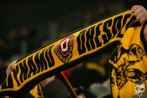 Beim Fanprojekt Dresden wurde eingebrochen.<br />Symbolbild: jokersradeberg.de”><figcaption>Beim Fanprojekt Dresden wurde eingebrochen.<br />Symbolbild: jokersradeberg.de</figcaption></figure>
                </div>
                
                <!-- YouTube (Meta-Feld) -->
                
            </div>
        </article>

                <script>
        (function() {
            var root = document.querySelector('.ff-single-news-gallery');
            if (!root) return;
            var slides = root.querySelectorAll('.ff-single-news-gallery-slide');
            var dots = root.querySelectorAll('.ff-single-news-gallery-dot');
            var prev = root.querySelector('.ff-single-news-gallery-prev');
            var next = root.querySelector('.ff-single-news-gallery-next');
            var n = slides.length;
            if (n < 2) return;
            var i = 0;
            function closeAllImgInfo() {
                root.querySelectorAll('.ff-fv-img-info-host.is-info-open').forEach(function(host) {
                    host.classList.remove('is-info-open');
                    var b = host.querySelector('.ff-fv-img-info-btn');
                    var p = host.querySelector('.ff-fv-img-info-panel');
                    if (b) b.setAttribute('aria-expanded', 'false');
                    if (p) p.setAttribute('aria-hidden', 'true');
                });
            }
            function show(idx) {
                closeAllImgInfo();
                i = ((idx % n) + n) % n;
                for (var s = 0; s < n; s++) {
                    if (s === i) slides[s].removeAttribute('hidden'); else slides[s].setAttribute('hidden', '');
                }
                for (var s = 0; s < dots.length; s++) {
                    dots[s].classList.toggle('is-active', s === i);
                    dots[s].setAttribute('aria-selected', s === i ? 'true' : 'false');
                }
            }
            if (prev) prev.addEventListener('click', function() { show(i - 1); });
            if (next) next.addEventListener('click', function() { show(i + 1); });
            for (var d = 0; d < dots.length; d++) {
                (function(di) { dots[di].addEventListener('click', function() { show(di); }); })(d);
            }
        })();
        </script>
        
        <!-- Kommentare -->
                <section class=